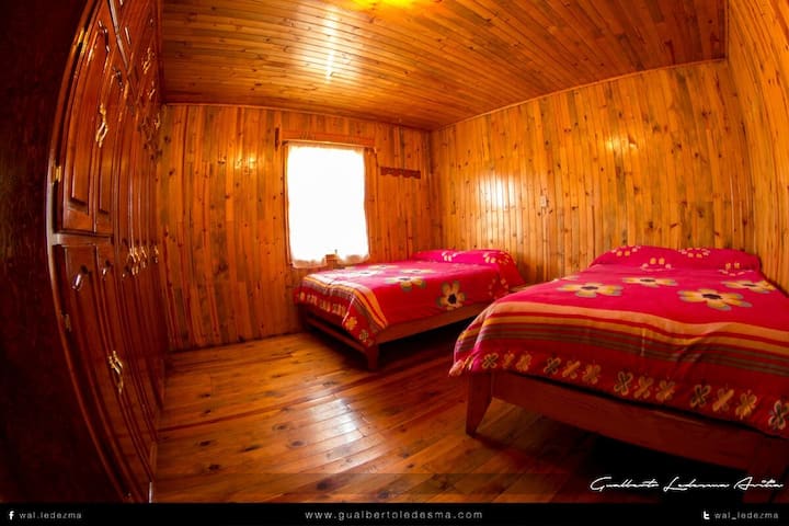HABITACIÓN CLÁSICA TIPO CABAÑA
Contempla la belleza natural de la Sierra de Durango desde éstas cálidas y confortables habitaciones rústicas de madera de pino tipo cabaña.
Cada habitación Clásica tipo cabaña cuenta con 2 camas matrimoniales.
