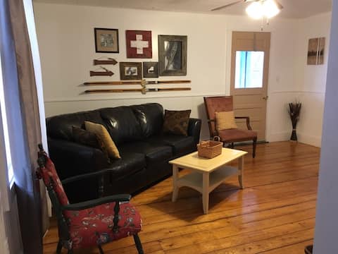 Cozy...Victorian close to Jay Peak!
