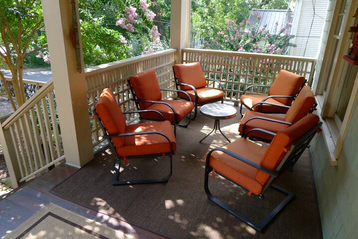 Charming Private Cottage in the Heart of Downtown! gallery image 2