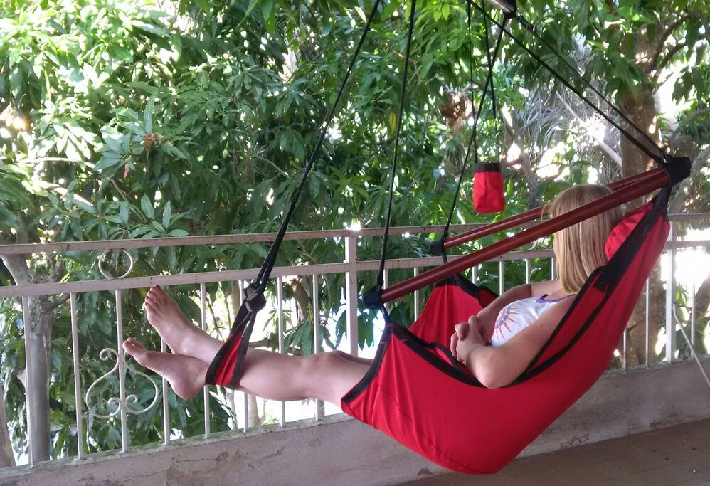 La tranquilidad de la zona y el verdor de las plantas y arboles frutales.