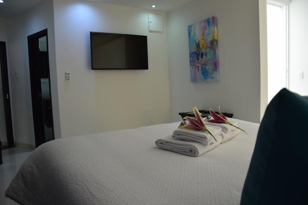 Amplia, e iluminada habitación para dos personas.