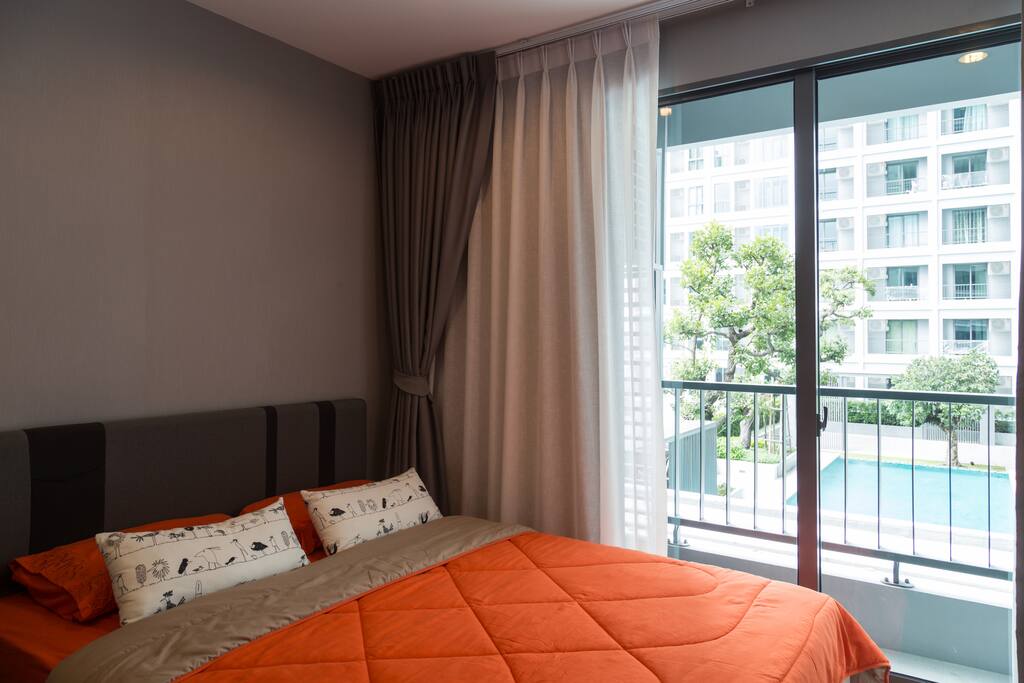 Cozy room with pool view with 30MG speed internet. Room on 7th fl. Swimming pool, fitness, party room with pool table and laundry is on 6th fl. You can use wifi on 6th fl. too.