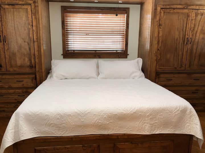 特大双人床主卧。