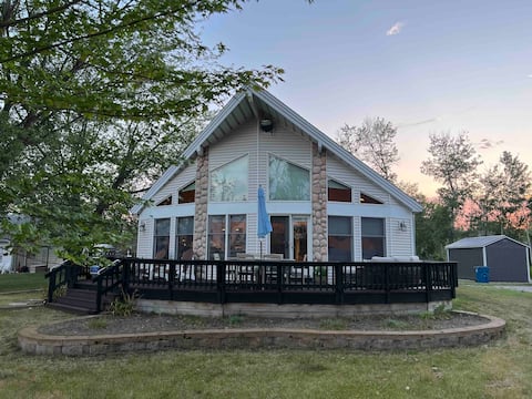 Relaxing Lakefront Refuge