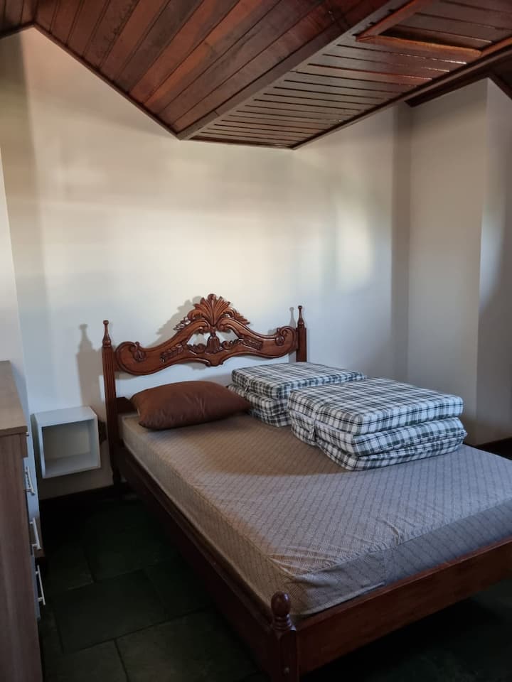 ห้องนอนชั้น 3 พร้อมเตียงคู่ฟูกเดี่ยว 1 ฟูกอากาศ