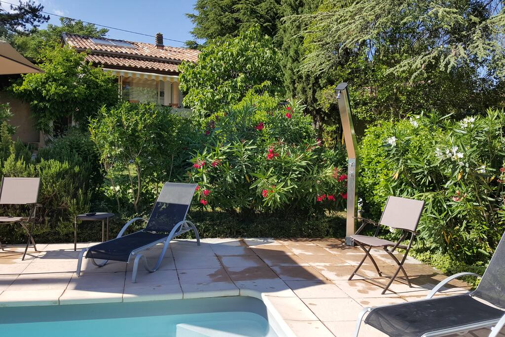 Jardin, piscine et maison