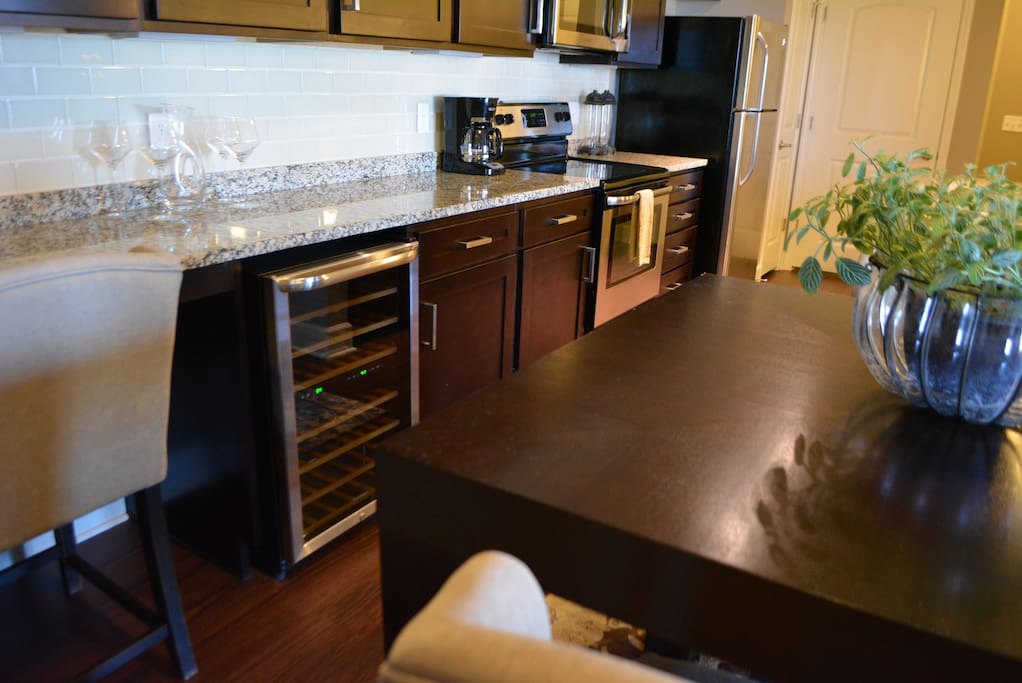 Eat-in kitchen, wine cooler