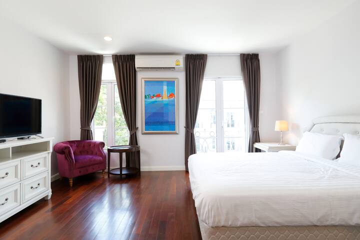 3BR (200sqm.) + guest pool and close to BTS/MRT! gallery image 2