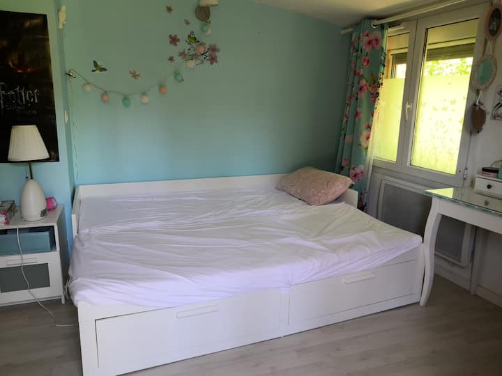 第三间卧室配有双人床，由2张独立床垫组成，位于走廊底部，配有1扇窗户和1扇窗户门