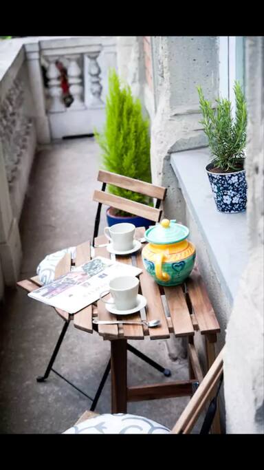 having a coffe in the heart of the city