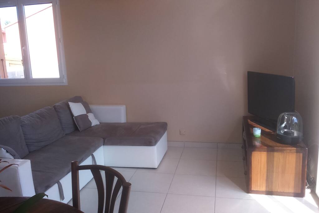 Salon avec canapé d'angle convertible en lit d'appoint pour deux personnes. Tv et équipement de diffusion audio de grande qualité, liaison via Bluetooth. Ceci vous permettra avec votre téléphone
(musique enregistrée ou YouTube en wifi) de passer de bons moments en musique ! :)
Autres équipements de confort que nous mettons à votre disposition: console PS3 avec une quinzaine de jeux ainsi qu'un lecteur DVD.