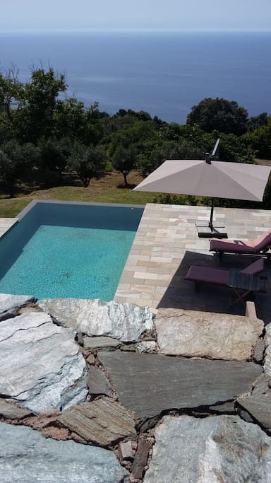 Vue sur la piscine depuis la terrasse