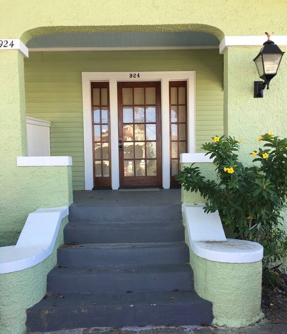 924 RACE ST FRONT