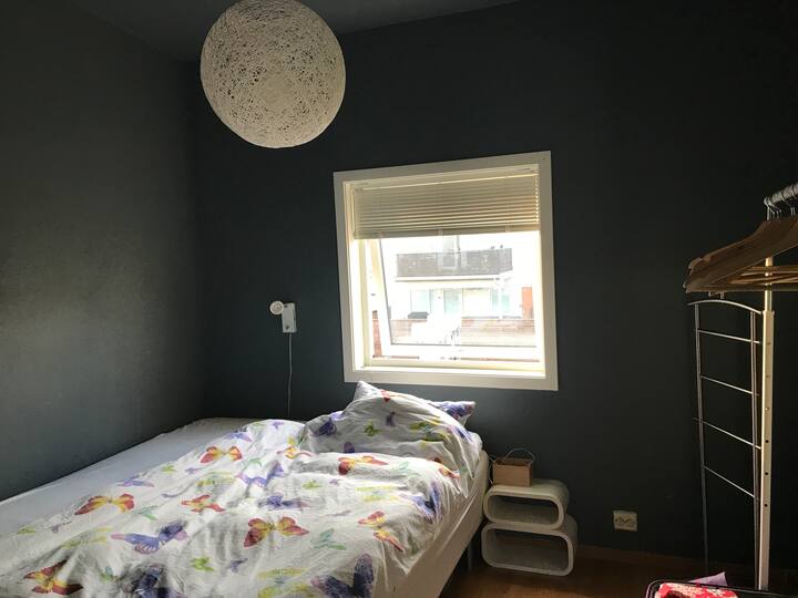 Chumba cha kulala ghorofani na kitanda 150