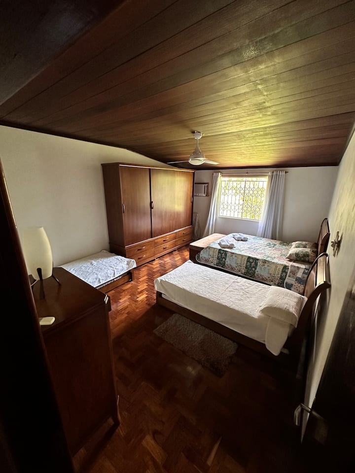 Deuxième chambre de la maison principale, composée de 2 lits simples et 1 lit double (queen size)