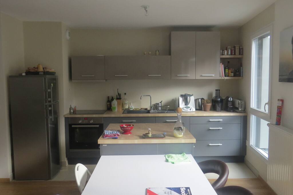 Cuisine toute équipée avec table à manger.