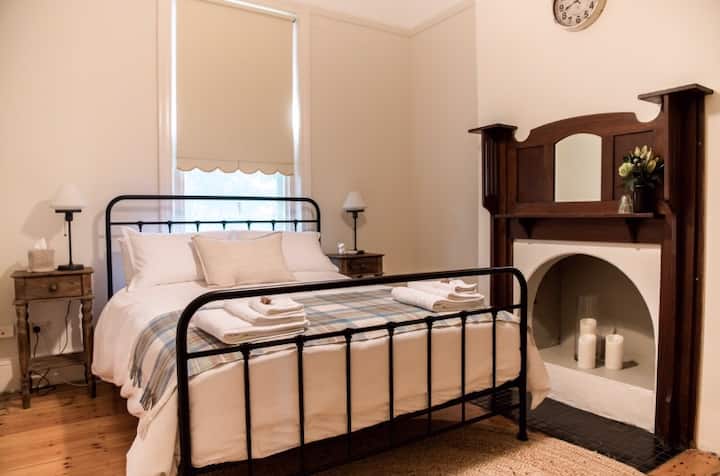 ห้องนอนพร้อมเตียงควีนไซส์