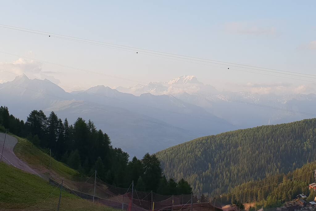 Magnifique vue sur le mont blanc au pied des pistes
