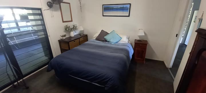 Chumba cha kulala cha Master kilicho na kitanda cha malkia