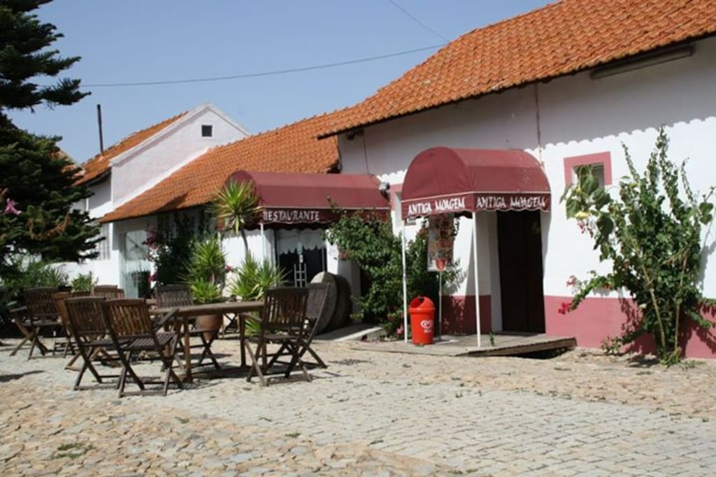 Esplanada e Restaurante "Antiga Moagem"