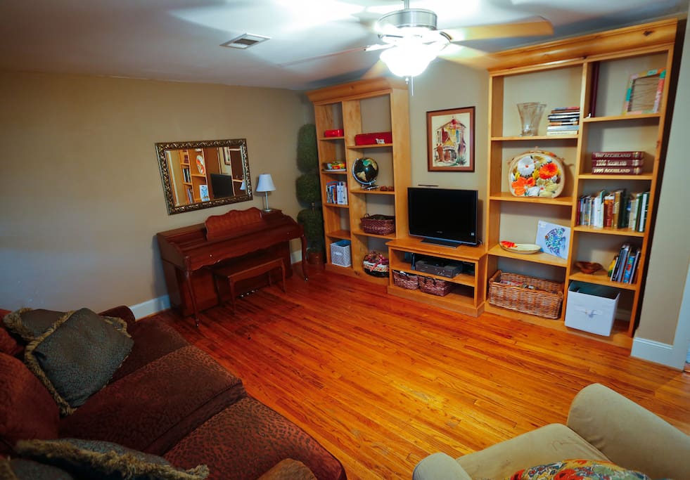 living room w/TV
