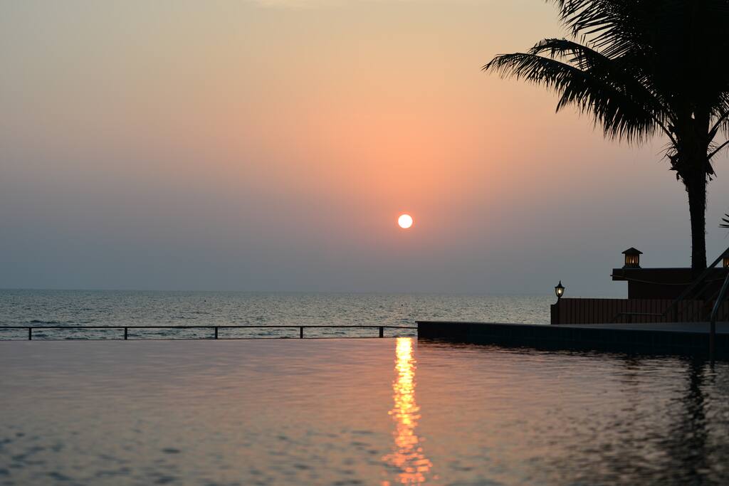Outdoor pool with infinity edge facing the sea.