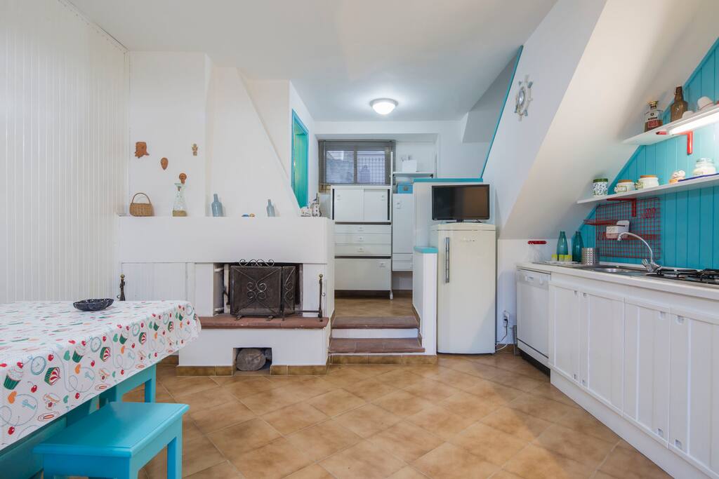 Cucina, ingresso soggiorno con camino.