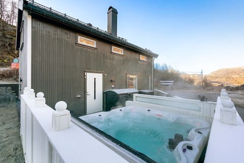 Modern cabin - sunny terrace, great Jacuzzi