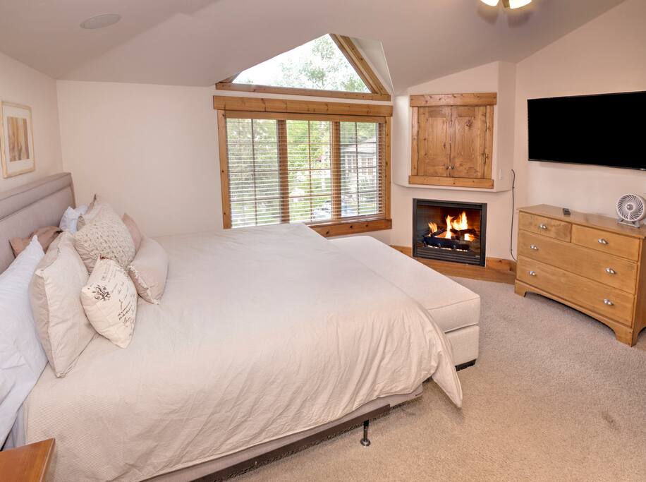 Master bdrm 1 King bed