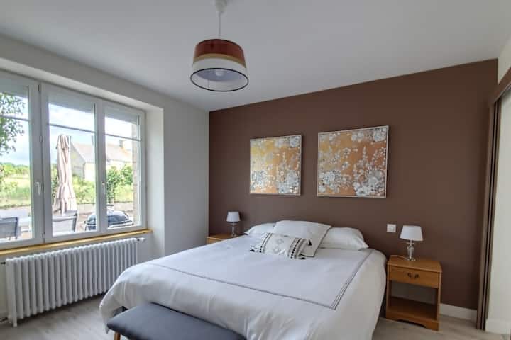 Chumba cha kahawia kilicho na bafu la 