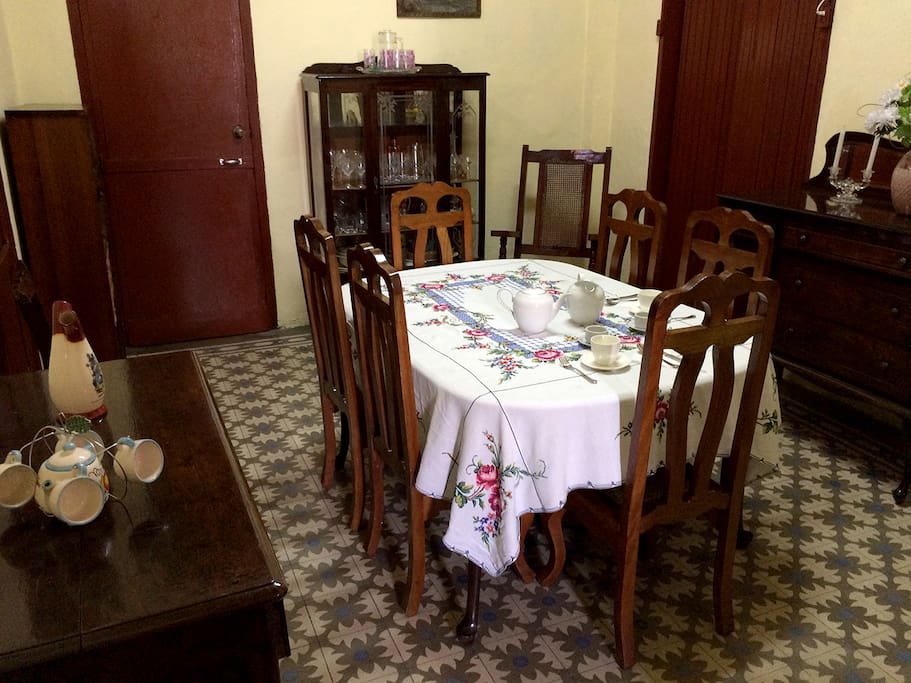 Nuestro y su comedor/ Our and your dining room