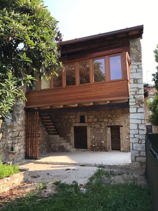 Accesso alla stanza (porta a destra del piano terra) e finestre della cucina (al primo piano)