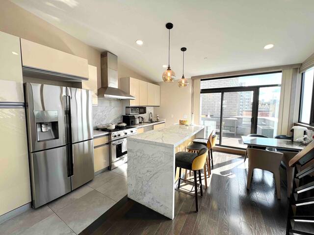 Luxury Penthouse! 2 Bed / 2 Bath + Private Balcony gallery image 5