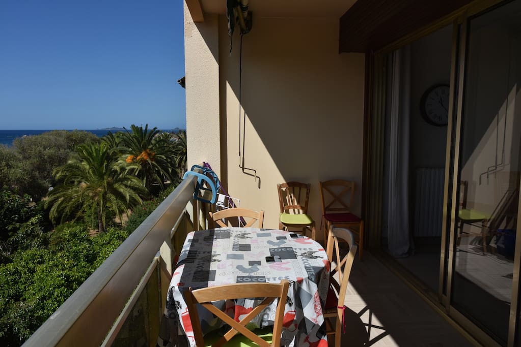 TERRASSE EXPOSEE SUD SUR MER