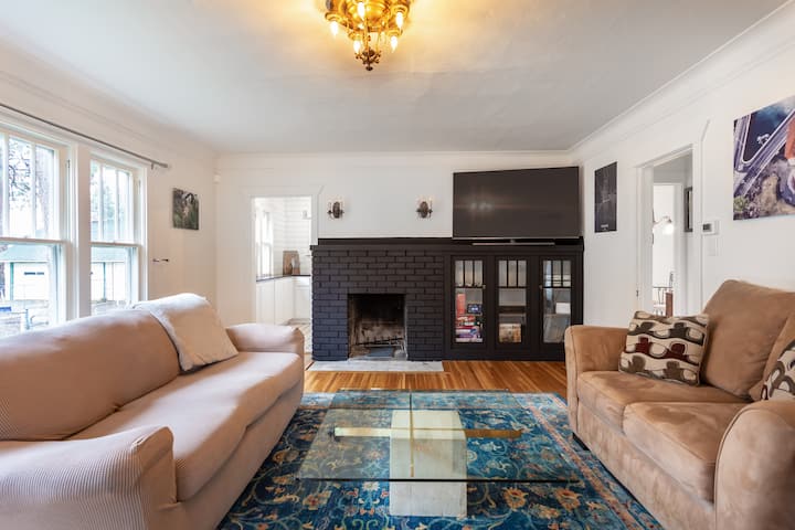 Entrada y sala de estar.
(Sofás reemplazados desde la foto por un sofá de cuero de lujo personalizado y un sofá de dos plazas restaurado de los años 60)