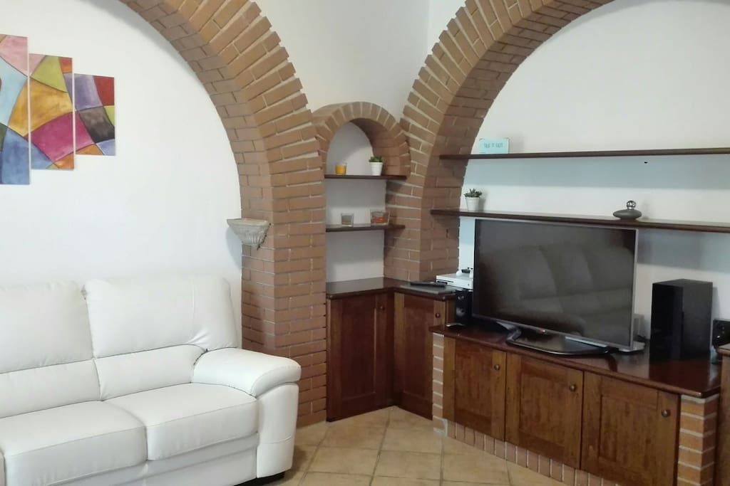 salotto ad archi con tv