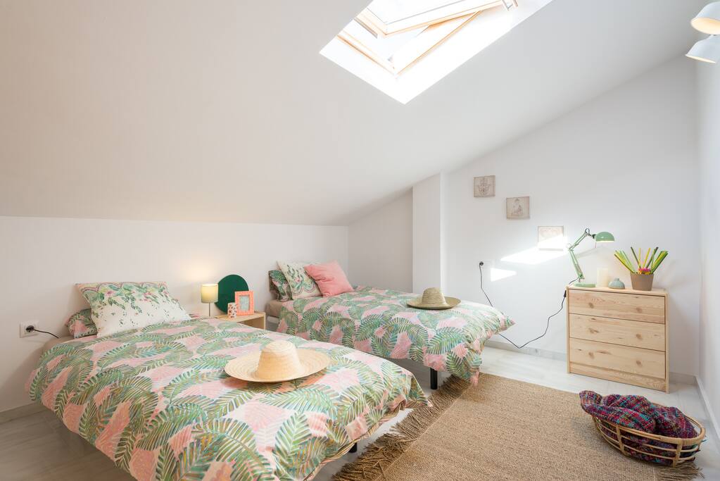 Dormitorio 2 ,con mucha luz y espacioso. armario empotrado y cajonera. aire acondicionado