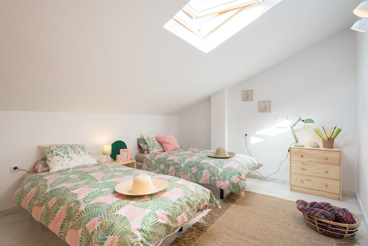 ห้องนอน 2 มีแสงสว่างและกว้างขวางตู้เสื้อผ้าและลิ้นชักบิวท์อินเครื่องปรับอากาศ