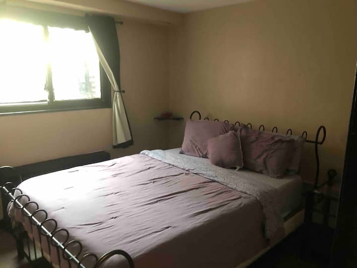 หนึ่งห้องนอนที่มีแสงแดด