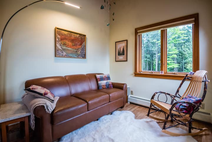 Dhoma e ndenjjes në loft ofron një vend të rehatshëm për të biseduar (ose për të fjetur kur divani shndërrohet në një mbretëreshë).