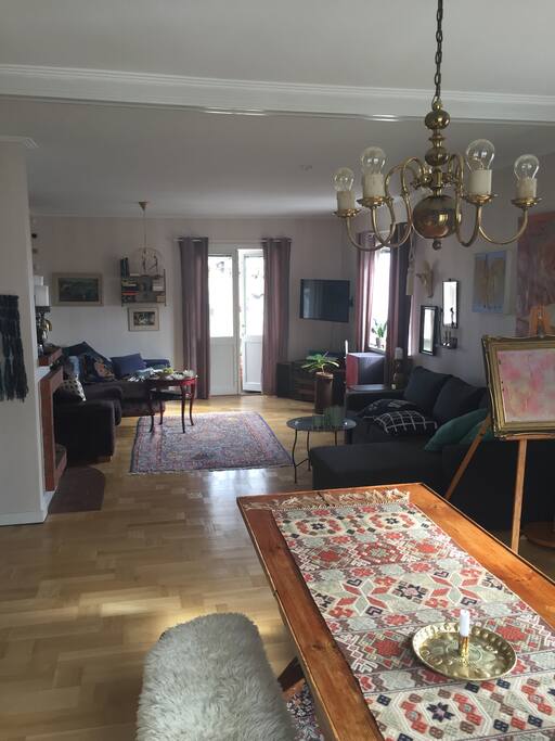 Livingroom with access to the balcony. One sofa beds (160 cm) for 2 people.
Large dining area.