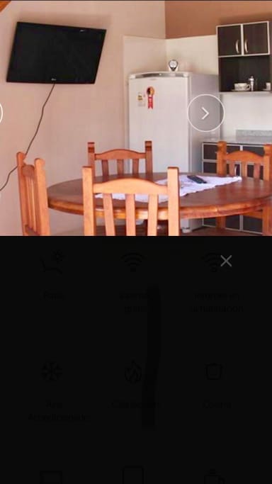 Sala de estar con sillón, tv y cocina