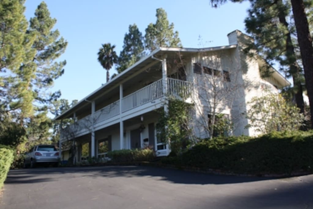 Quiet mature neighborhood walking distance from Sand Hill Circle, Rosewood Hotel, SLAC