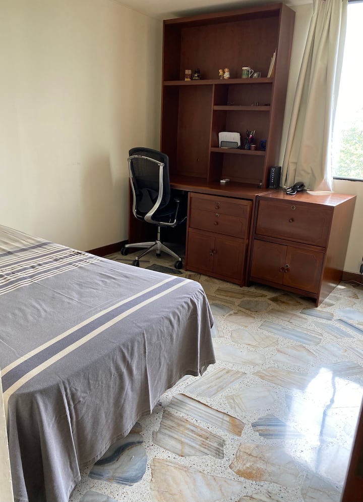 חדר שינה מס '3: מיטה ושולחן עבודה בגודל מלא באותו חדר
