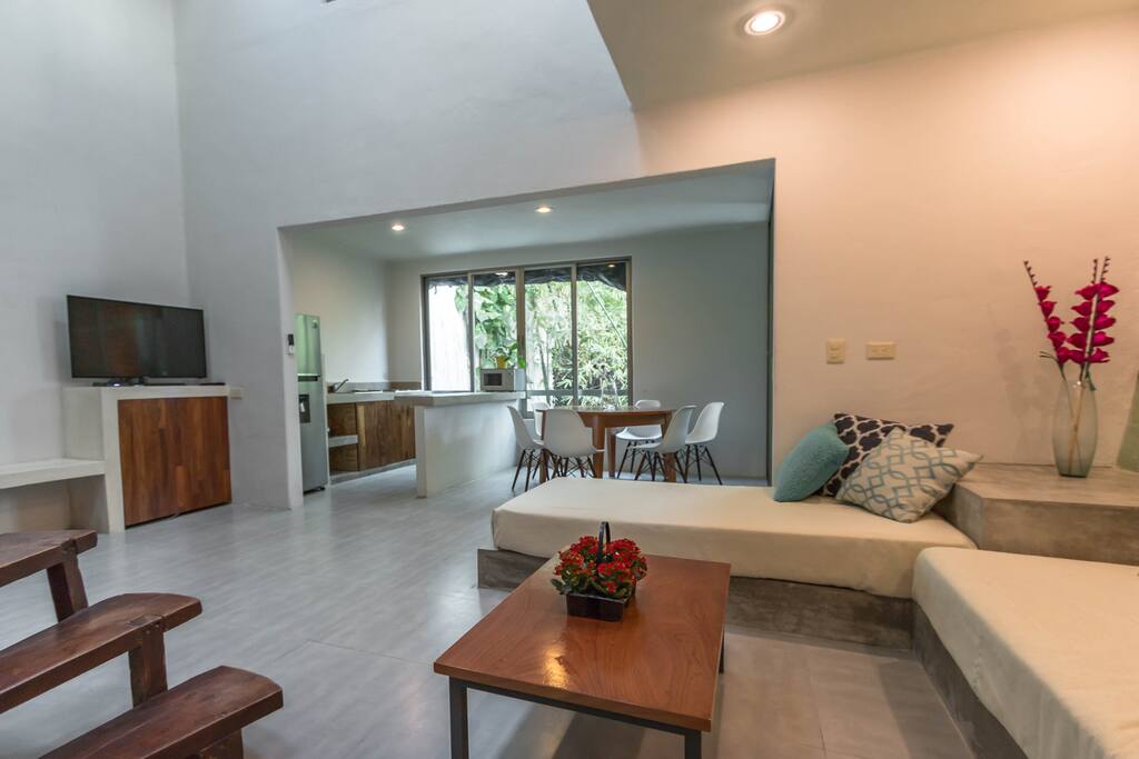 Sala de estar con dos sofa cama, smart TV, AC