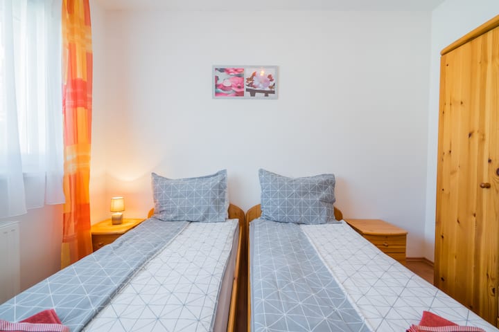 ห้องนอนมีเตียงเดี่ยว 2 เตียง