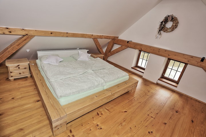 Drugie piętro - pokój w galerii strychu z widokiem na chmury i na stawkę + prywatna łazienka.