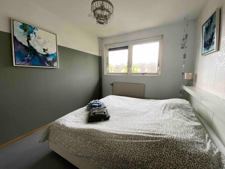 Მთავარი საძინებელი სახლის წინ