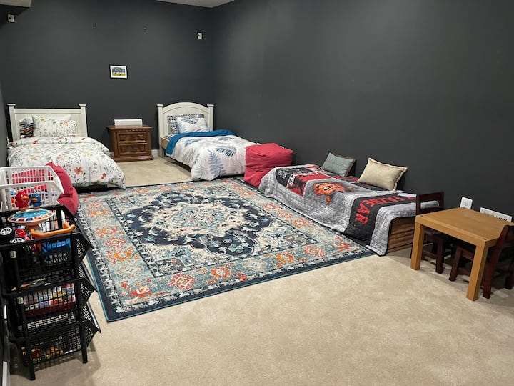 儿童房（楼下7号房间，添加9位或更多付费房客后，我们会打开楼下的房间和楼下的全功能卫生间）。