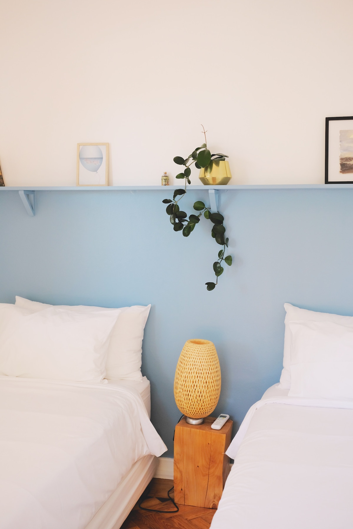 Quarto do Mindinho.

Най - малката спалня в A Pausa, но това, което липсва по размер, компенсира в чара. Разположен на първия етаж с директен достъп до верандата.